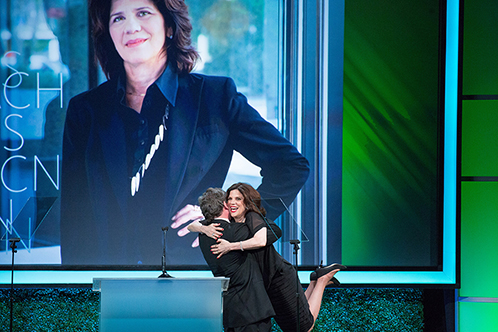 Rob Jernigan, Gensler Southwest Regional Managing Director, welcomes Barbara Dunn to the stage at the Calibre Design Awards. Photo: © Chris Hatcher Photography