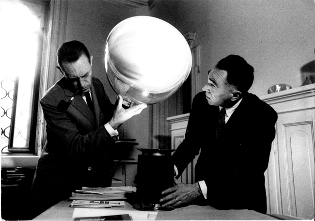 Achille and Pier Giacomo Castiglioni with the Taccia lamp, 1962 - © Ugo Mulas